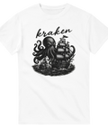 Grafisk illustration av Kraken som attackerar ett skepp på vit t-shirt
