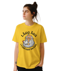 Modell i gul t-shirt med farfar, en höna och texten ”Lägg ägg i farfars skägg”.