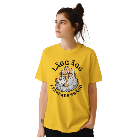 Modell i gul t-shirt med farfar, en höna och texten ”Lägg ägg i farfars skägg”.