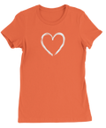 Vitt handmålat hjärta med penseldrag på en orange dam t-shirt.