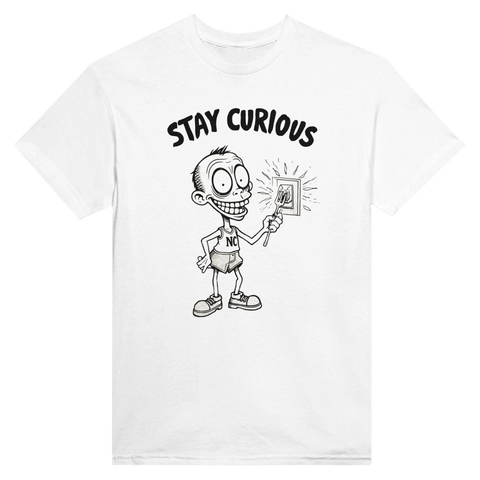 Vit t-shirt med svartvitt grafiskt motiv av en nyfiken karaktär