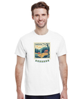 T-shirt med frimärksmotiv av svensk natur och stuga – för resenärer, naturälskare och skandinavisk stil.