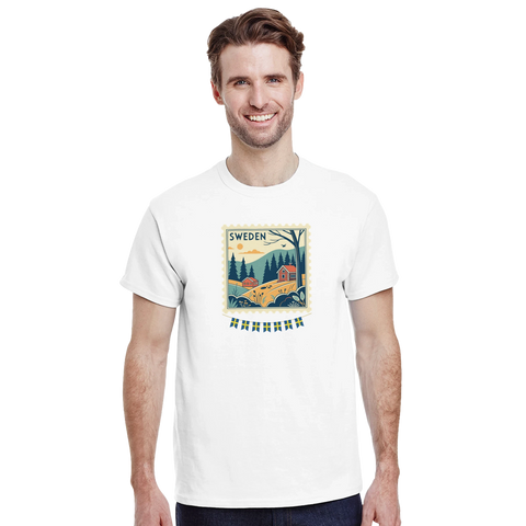 T-shirt med frimärksmotiv av svensk natur och stuga – för resenärer, naturälskare och skandinavisk stil.