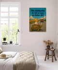 Humoristisk vintage poster monterad på vägg i ett ljust sovrum