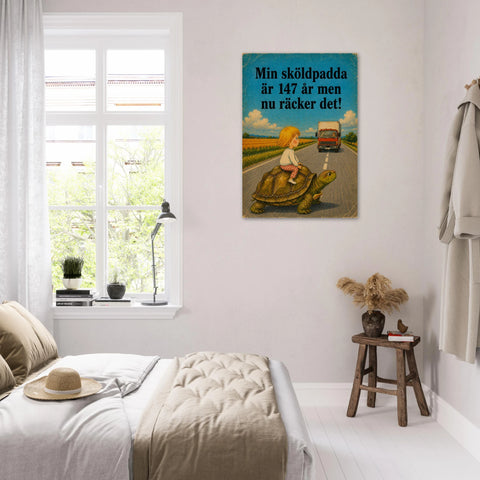 Humoristisk vintage poster monterad på vägg i ett ljust sovrum