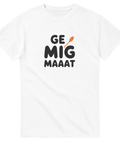Tydlig text 'GE MIG MAAAT' med orange sked på vit t-shirt.