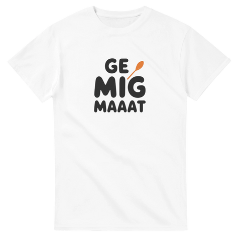 Tydlig text 'GE MIG MAAAT' med orange sked på vit t-shirt.