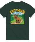 Tecknad älg på skogsväg, text "VISIT SWEDEN", retrostil, mörkgrön t-shirt.