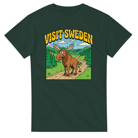 Tecknad älg på skogsväg, text "VISIT SWEDEN", retrostil, mörkgrön t-shirt.