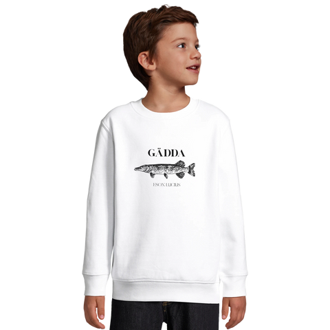Detaljerad gädda med texten "GÄDDA" och "ESOX LUCIUS" på vit sweatshirt för barn.