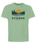 Nostalgisk grafisk design av skog och sjö på ljusgrön ekologisk t-shirt