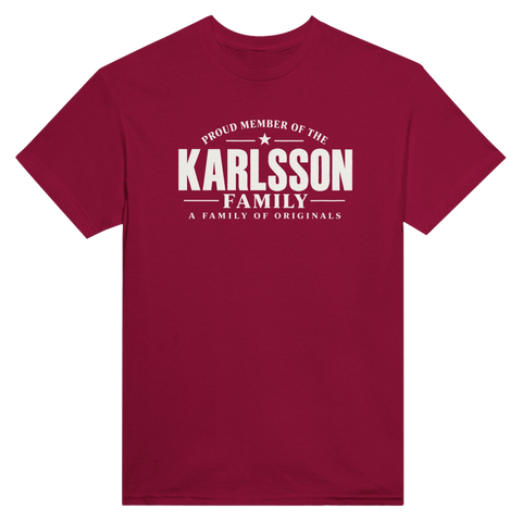 Vinröd t-shirt med texten Karlsson – A Family of Originals
