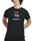 Man bär en svart t-shirt med grafiskt Trump-motiv och texten Fuck It