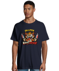 Man i marinblå oversized t-shirt med provokativ och lekfull kattdesign