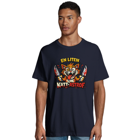 Man i marinblå oversized t-shirt med provokativ och lekfull kattdesign