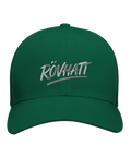 Broderad text "RÖVHATT" i silver på mörkgrön trucker keps, satirisk stil.