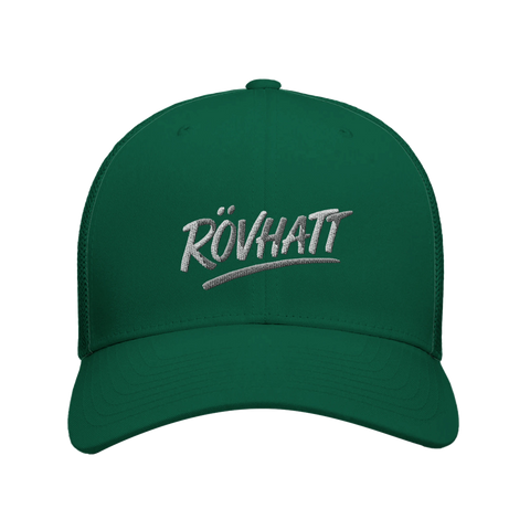 Broderad text "RÖVHATT" i silver på mörkgrön trucker keps, satirisk stil.