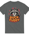 Tecknad tvättbjörn med texten "BUCK FUDDY" på grå t-shirt.
