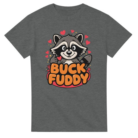 Tecknad tvättbjörn med texten "BUCK FUDDY" på grå t-shirt.