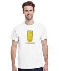 Man bär vit t-shirt med motiv av en citrongrogg