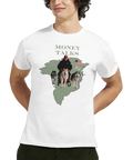 Man bär vit t-shirt med grafiskt tryck föreställande Donald Trump och huskies