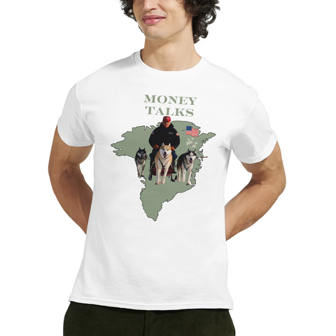 Man bär vit t-shirt med grafiskt tryck föreställande Donald Trump och huskies