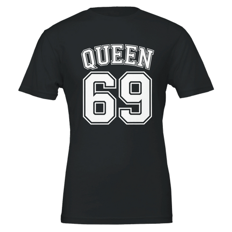 Vit text "QUEEN 69" i collegestil på svart t-shirt.