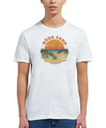 Man i vit t-shirt med klassisk stranddesign och varm färgskala