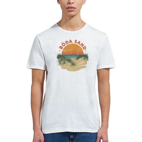 Man i vit t-shirt med klassisk stranddesign och varm färgskala