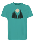 Konstnärligt tryck av en nattlig skog tryckt på en turkos t-shirt