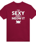I'm Sexy and I Meow It" texttryck med vit katt på vinröd t-shirt.