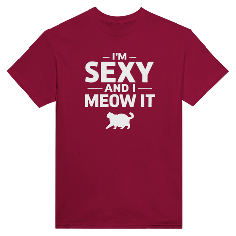 I'm Sexy and I Meow It" texttryck med vit katt på vinröd t-shirt.