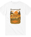 Vit t-shirt med färgstark vintageillustration av svensk sommarcamping