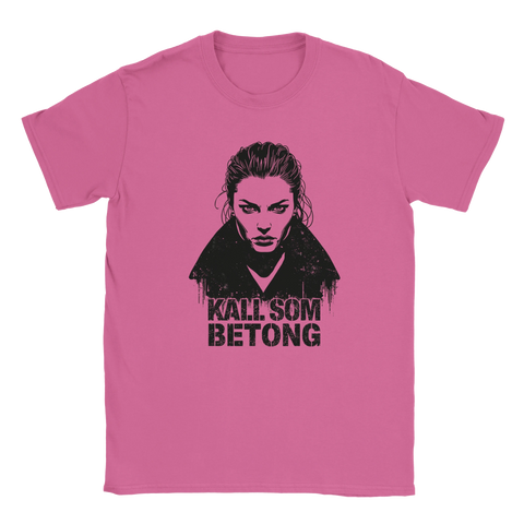 Kvinna med intensiv blick, svart krage, text "KALL SOM BETONG" på rosa t-shirt.