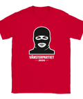 Röd t-shirt med satirisk illustration av maskerad kvinna och politisk text