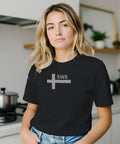 Svensk flagga i gråtoner med texten "SWE" på svart t-shirt.