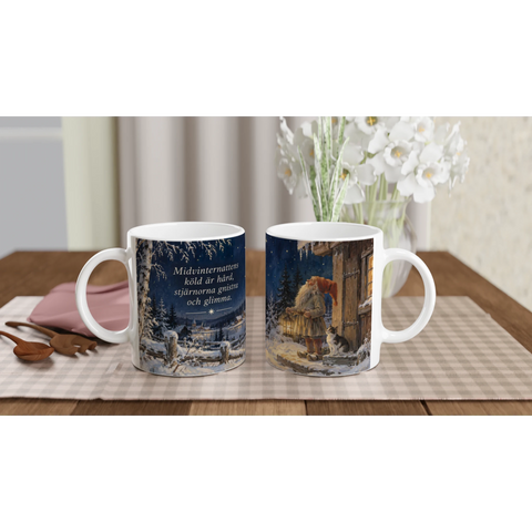 Mugg med tomte, snölandskap och versen Midvinternattens köld är hård.