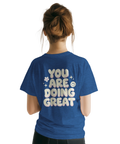 Retro ryggtryck med texten You Are Doing Great på blå t-shirt