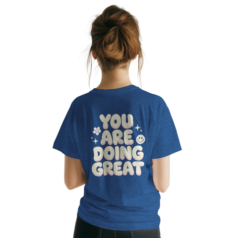Retro ryggtryck med texten You Are Doing Great på blå t-shirt