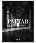 Närbild på en svartvit arkitektonisk poster med symmetriska valv, skuggspel på golv och ordet PATTAR i serif-typsnitt.