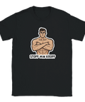 Muskulös man med korsade armar och text "STOPP MIN KROPP" på svart t-shirt.