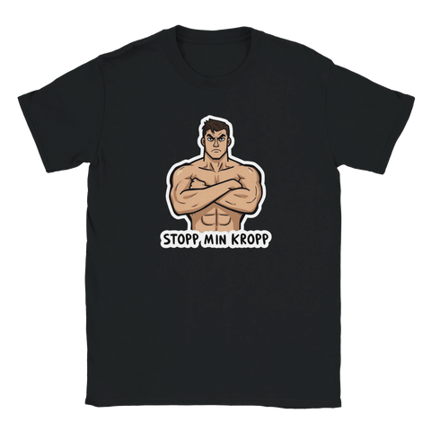 Muskulös man med korsade armar och text "STOPP MIN KROPP" på svart t-shirt.