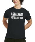 Man bär en svart t-shirt med det provocerande trycket Asfaltera våtmarkerna