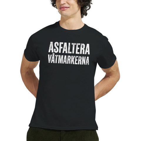 Man bär en svart t-shirt med det provocerande trycket Asfaltera våtmarkerna