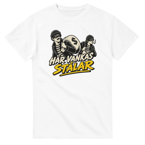 Grafiskt tryck med bovar och texten Här vankas stålar på vit t-shirt