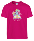 Pop-it enhörning, regnbåge och siffra 5 på fuchsia barn t-shirt med "Happy Birthday [Namn]".