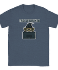 Trollfabriken t-shirt med tecknat troll bakom datorskärm, marinblå bomull.