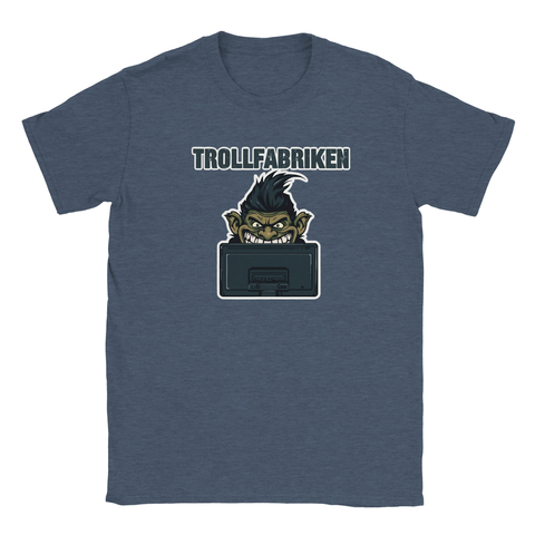 Trollfabriken t-shirt med tecknat troll bakom datorskärm, marinblå bomull.