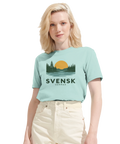 Svensk Sommar-tryck med sol, skog och sjö på ljusblå ekologisk t-shirt.