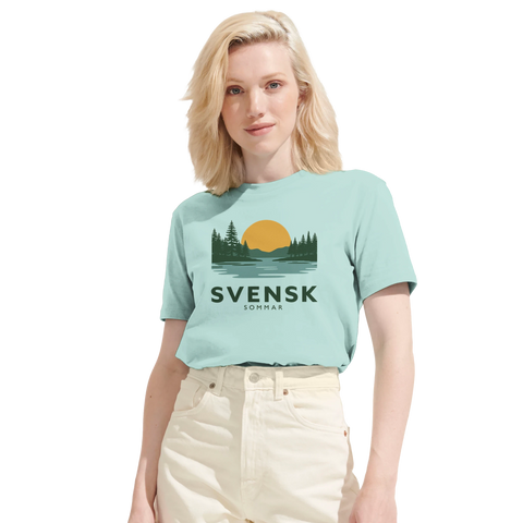Svensk Sommar-tryck med sol, skog och sjö på ljusblå ekologisk t-shirt.